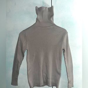 Woman’s silver turtleneck sweater 🩶